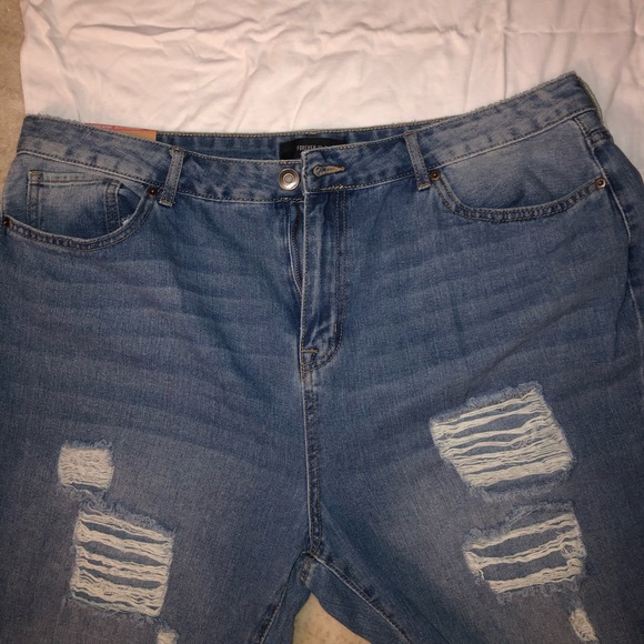 COPY - NWT-FOREVER21 PLUS DISTRESSED JEANS - Picture 8 of 12